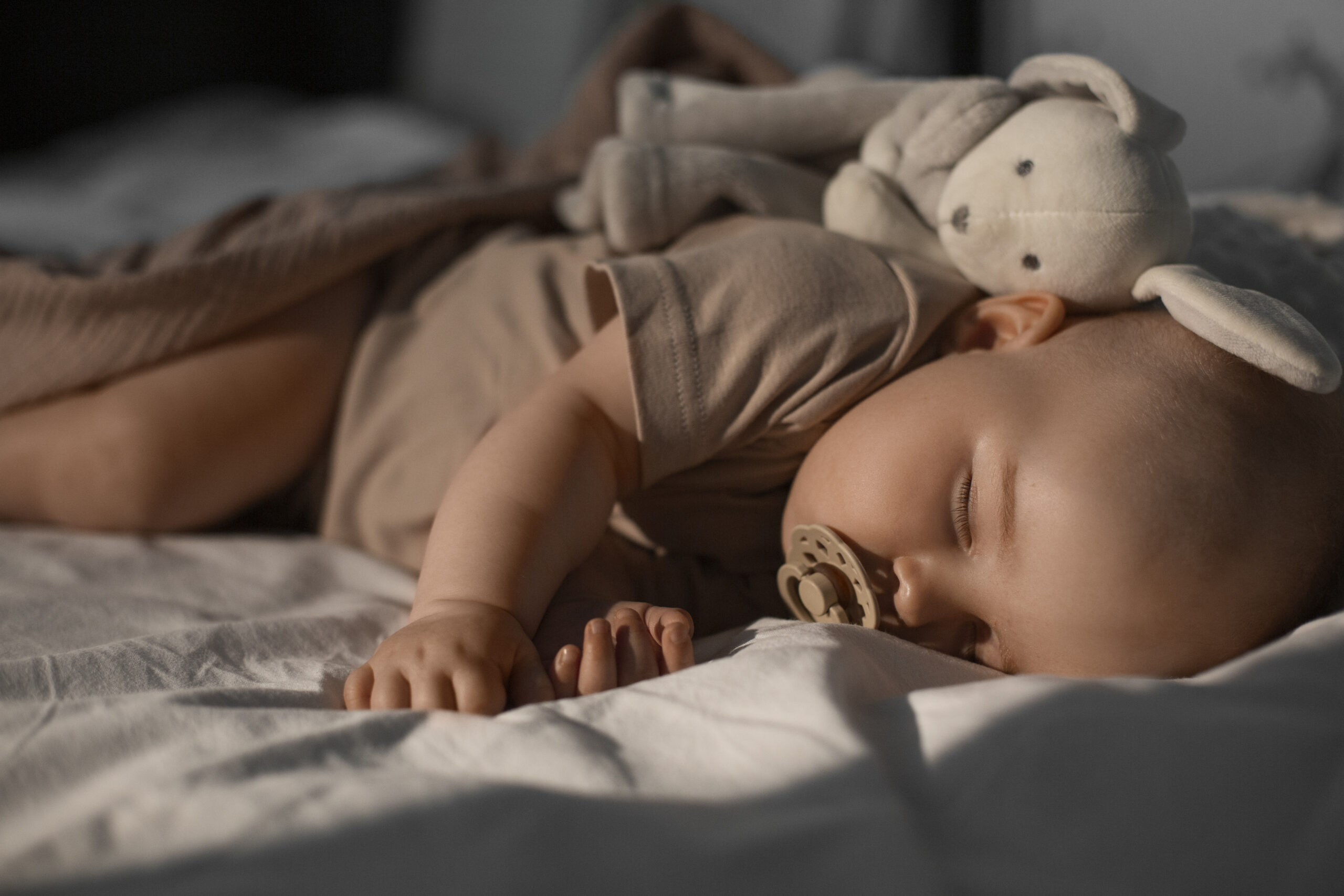 bebe-fofo-com-brinquedo-de-pelucia